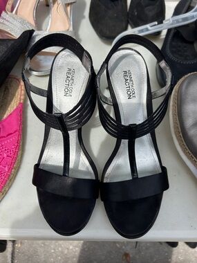 Kenneth Cole Reaction Black T-Strap Dress Sandals